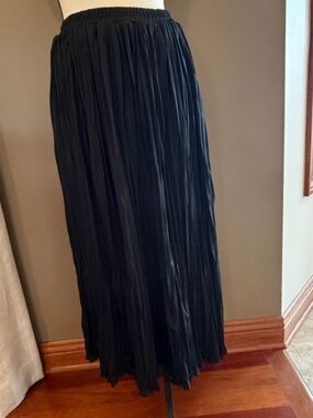 Black Maxi Crinkle pleated Skirt Elastic, Size 8